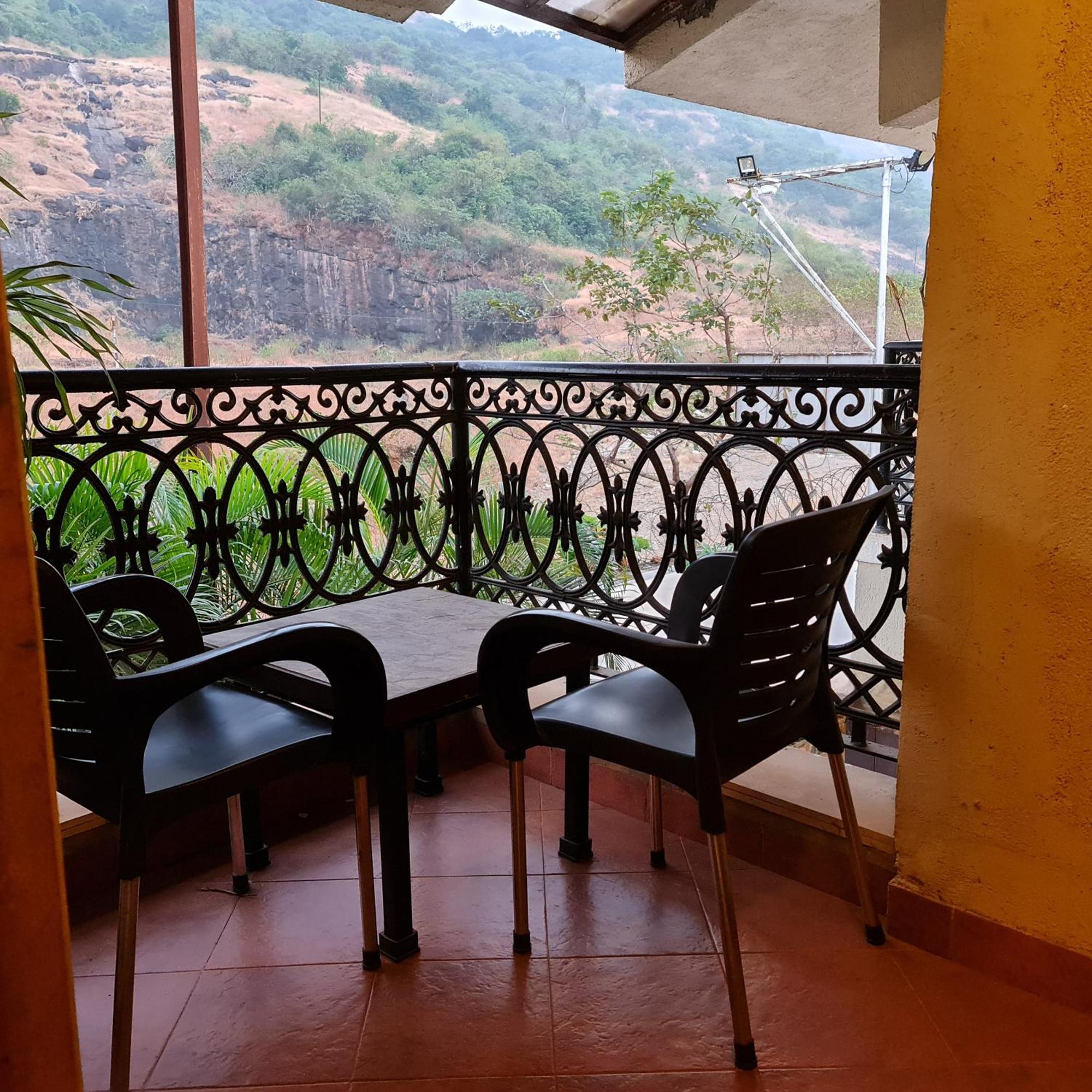 Misty Meadows, Lonavala Hotel Kültér fotó