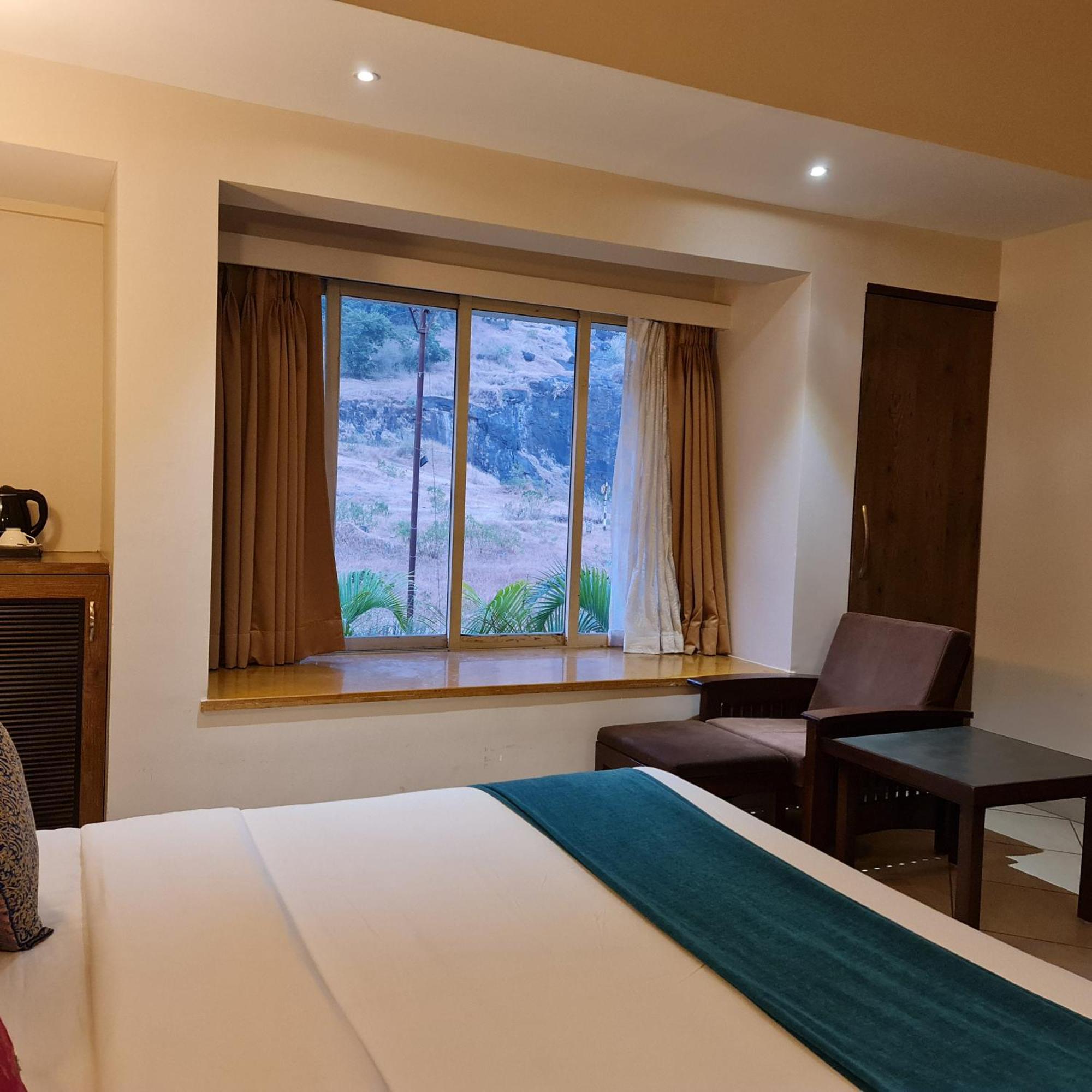 Misty Meadows, Lonavala Hotel Kültér fotó