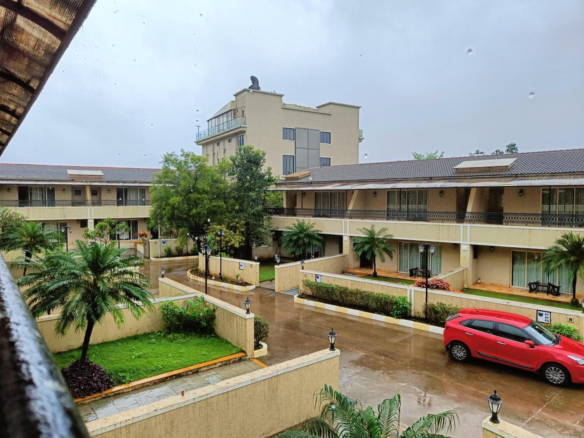Misty Meadows, Lonavala Hotel Kültér fotó